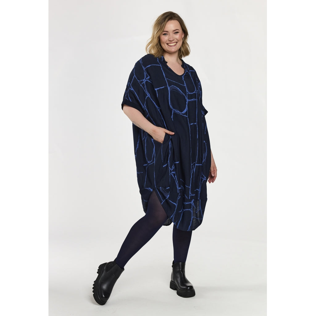 Mönstrad klänning från Gozzip G261014