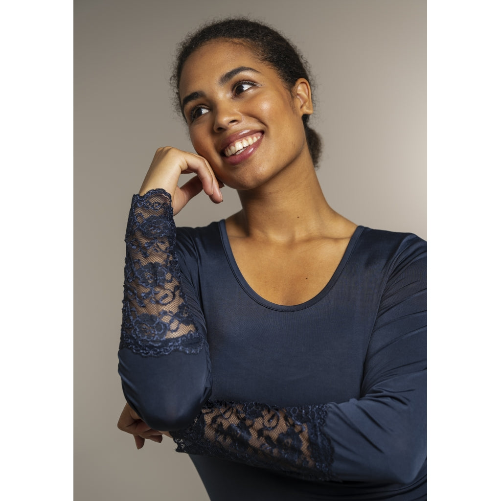 Bas topp med spetsärm från Sandgaard SG141