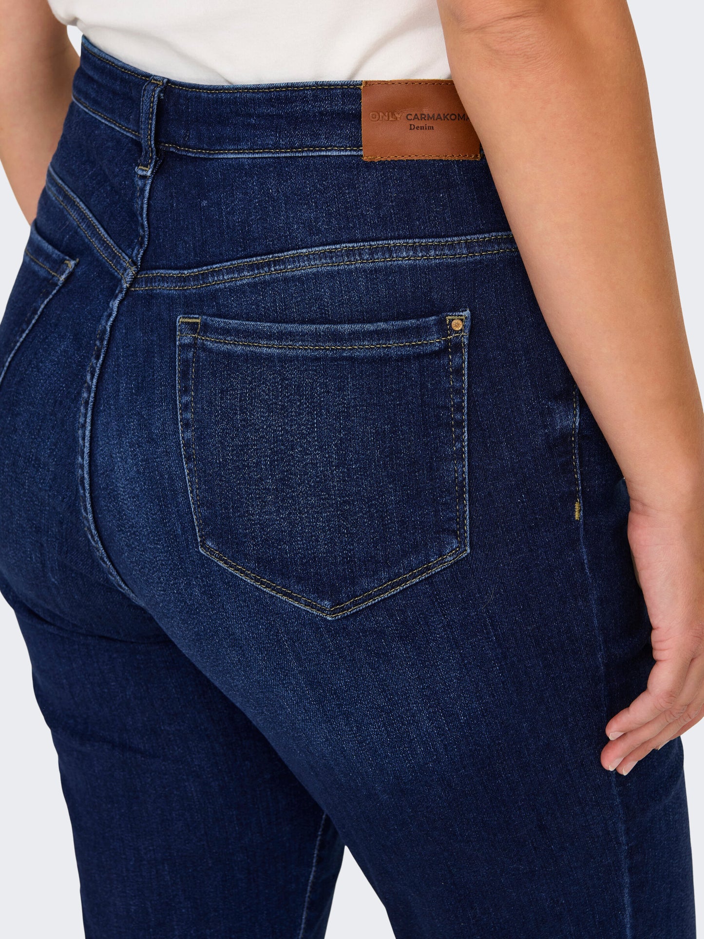 Mörk blåa jeans med smala ben från Carmakoma 15321075