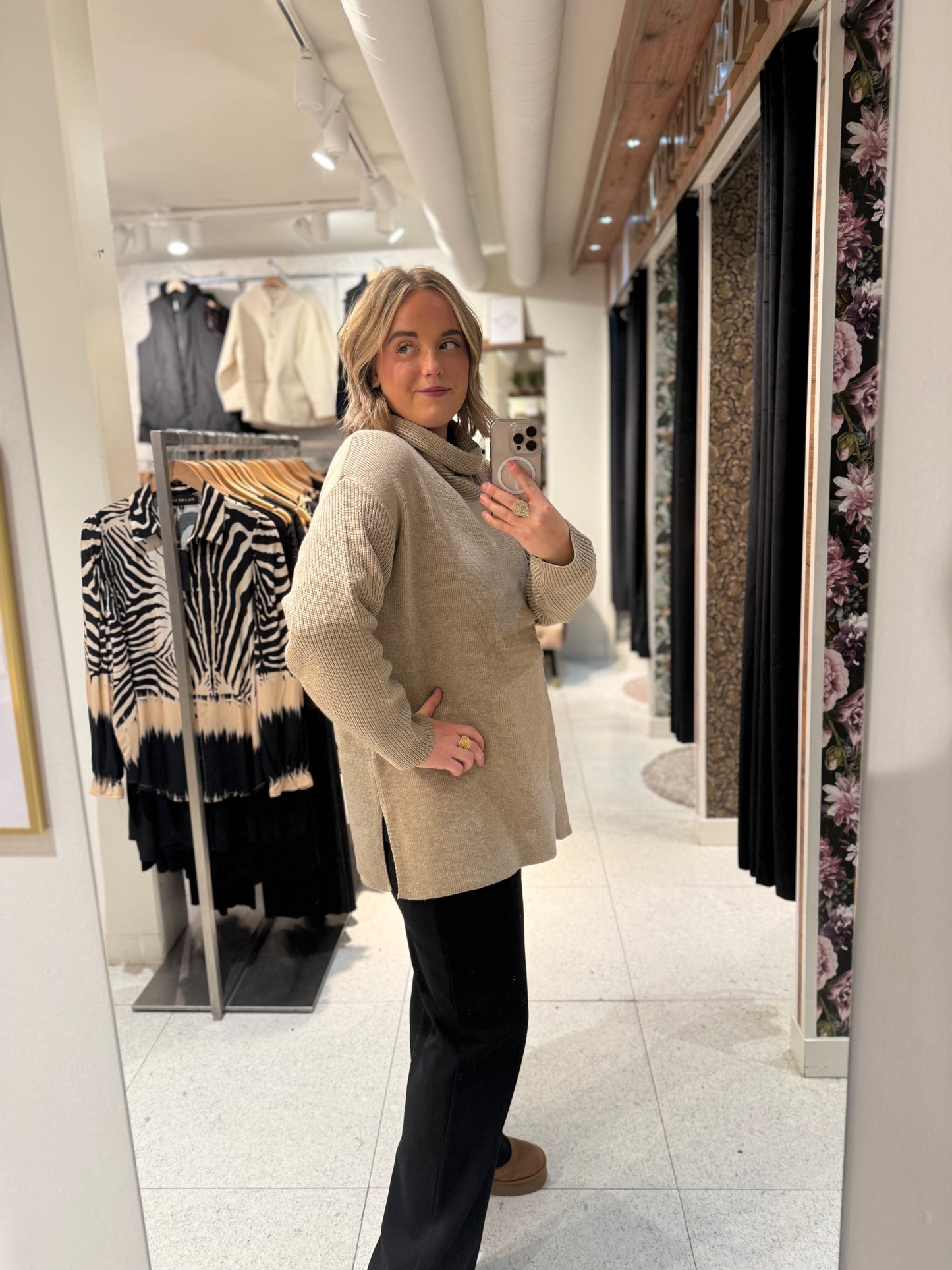 Kort beige poncho från Nr 1 By OX