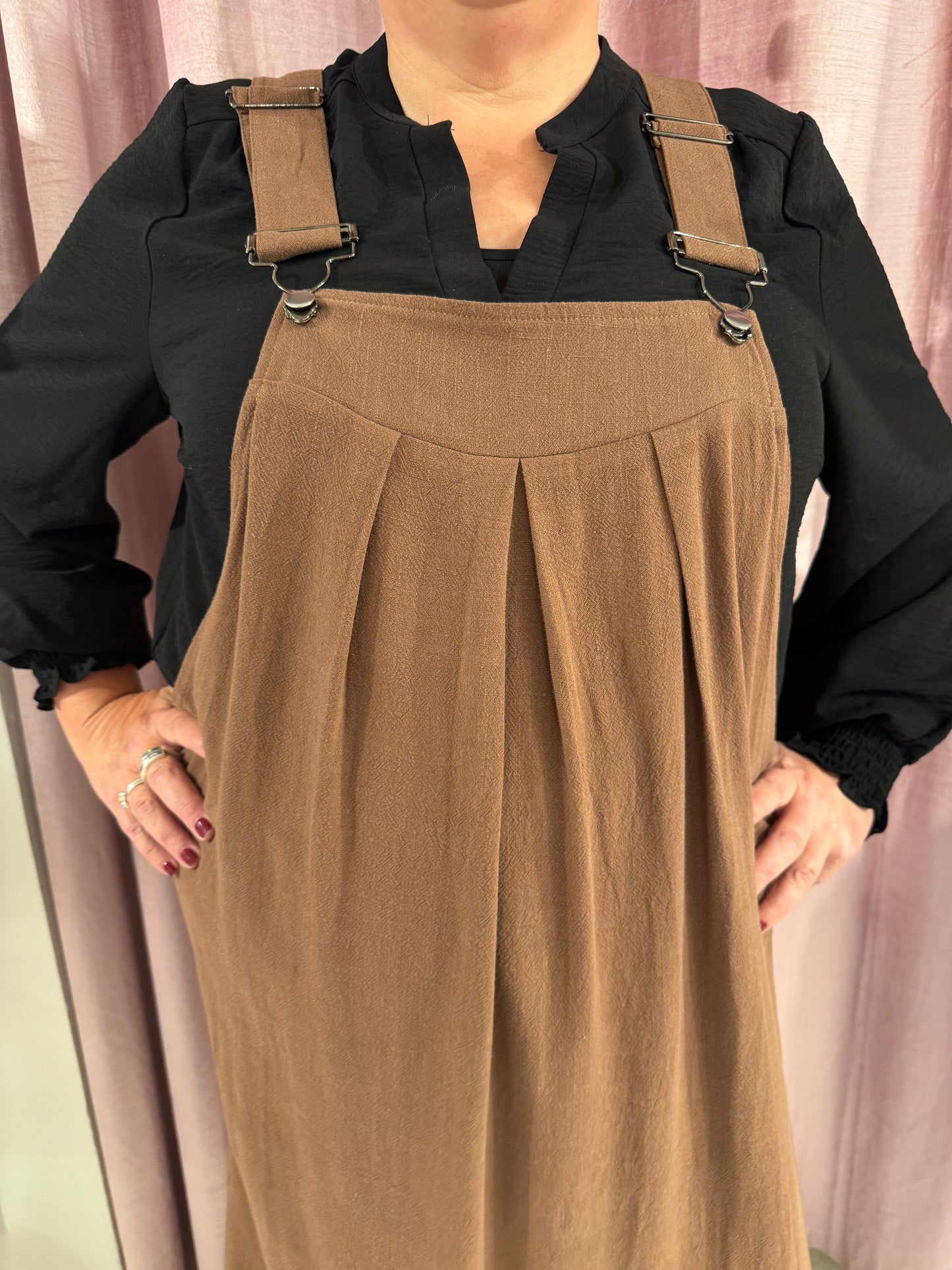 Brun hängselklänning från Studio S251827