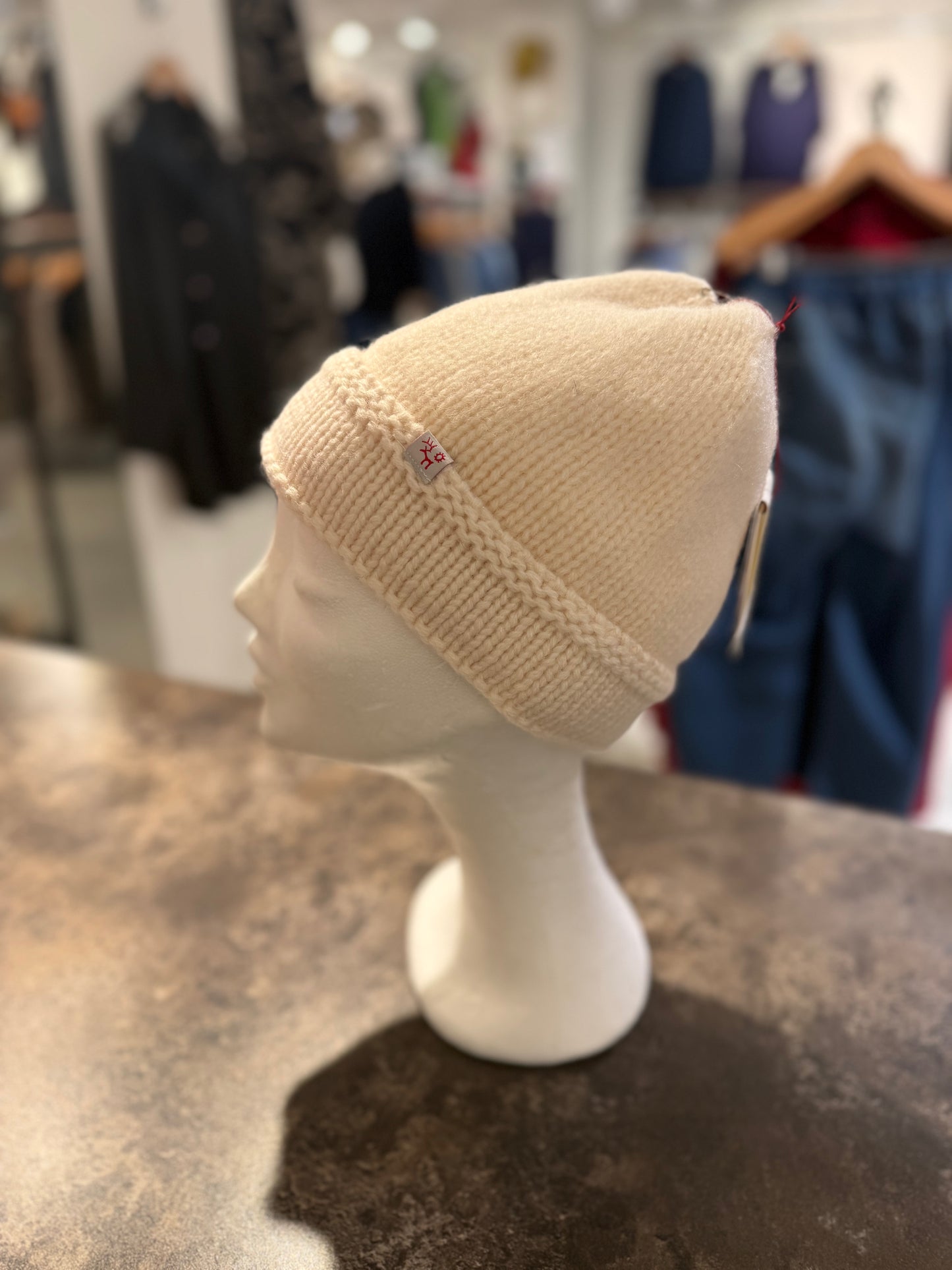 Vit mössa från Börjesson 42001