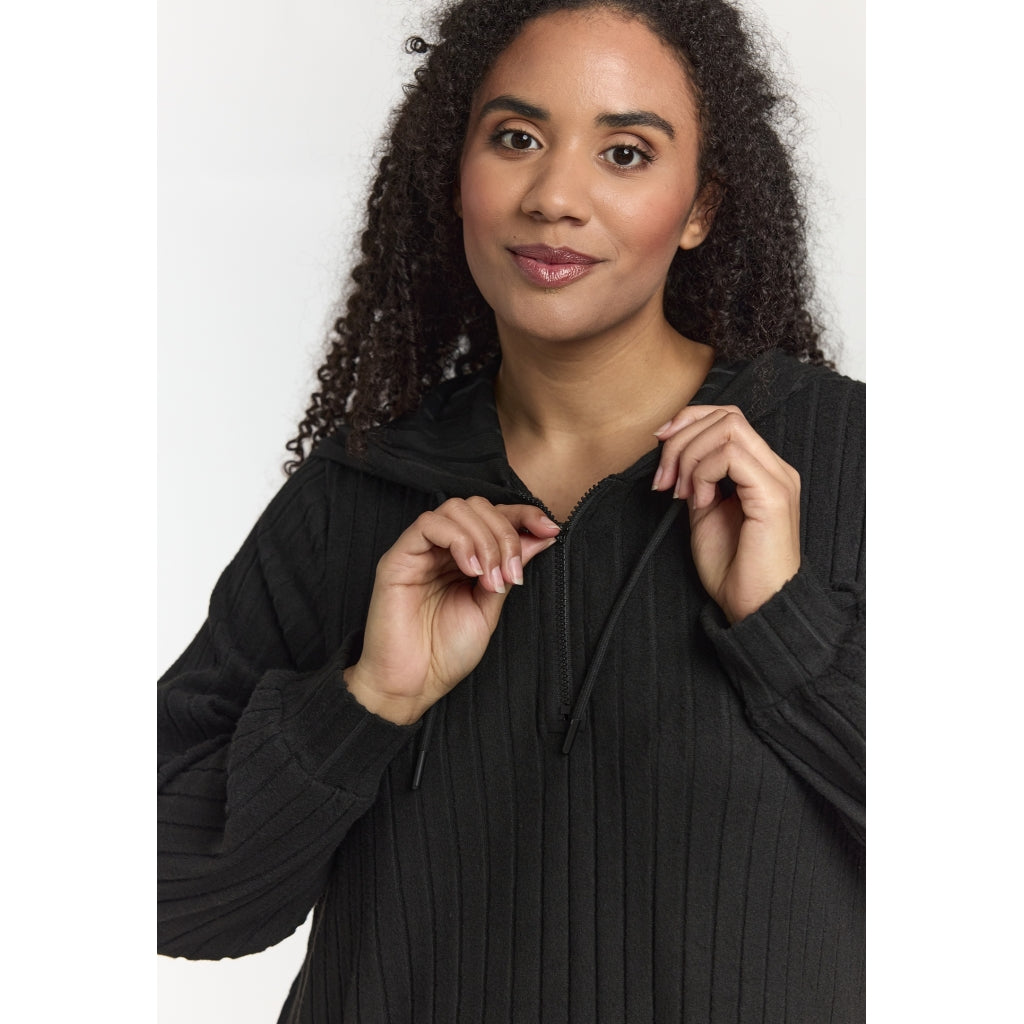 Svart klänning med luva från Studio S261846