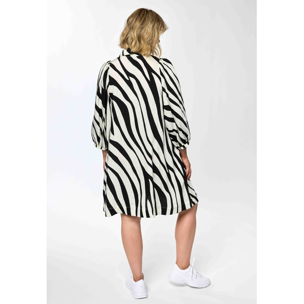 Zebra mönstrad klänning från Gozzip G262047