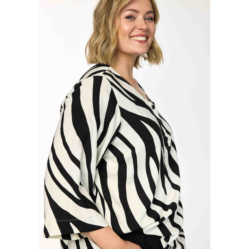 Zebra mönstrad blus från Gozzip G262049