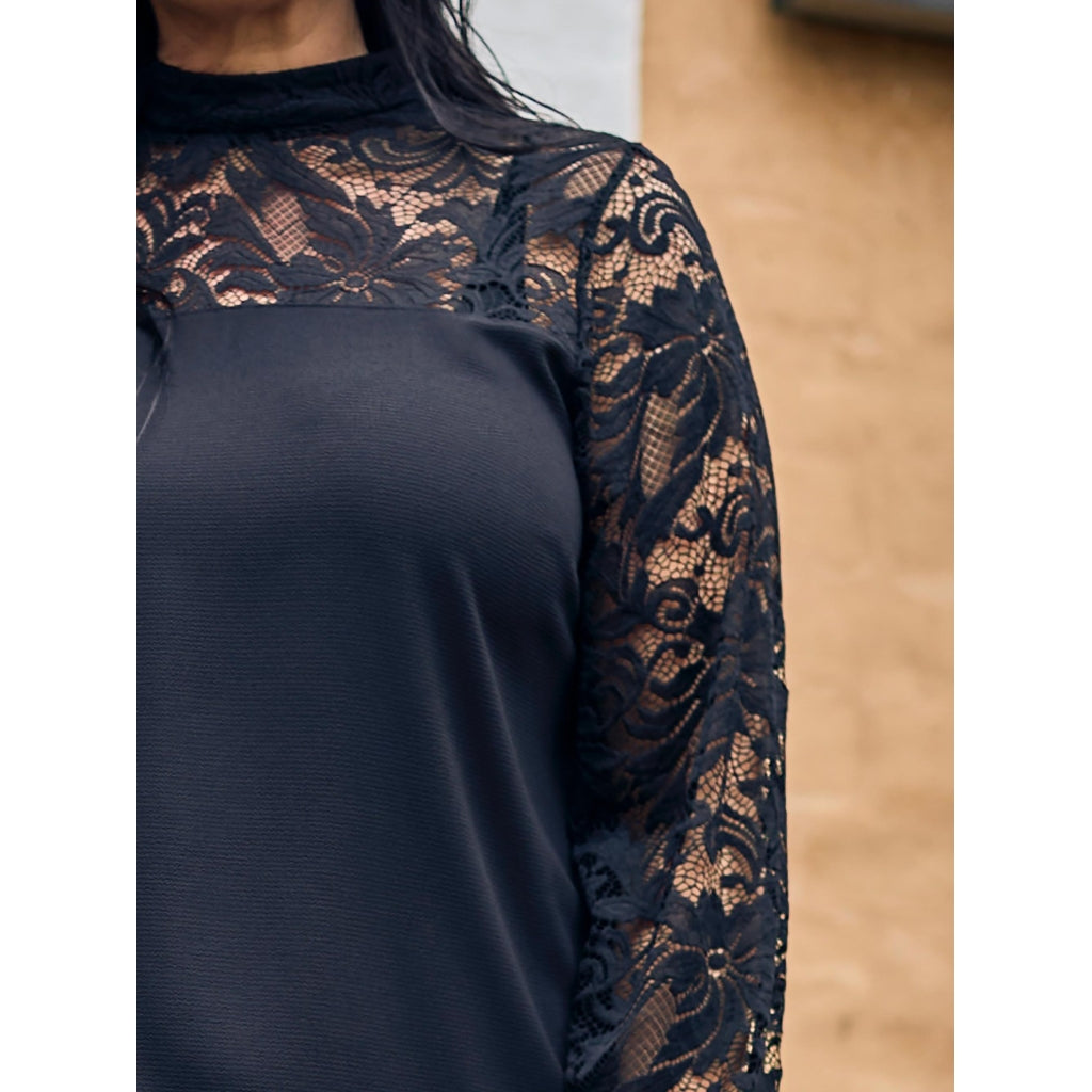 Svart spetsblus från Zoey  251-1047