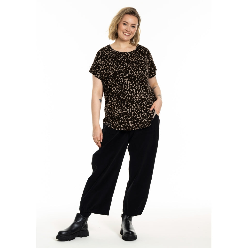 Mönstrad Gitte T-shirt från Gozzip G256015