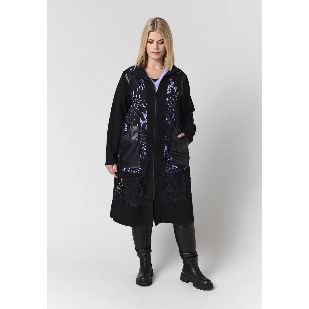 Elegant kappa med spetsdetaljer från Studio S265874