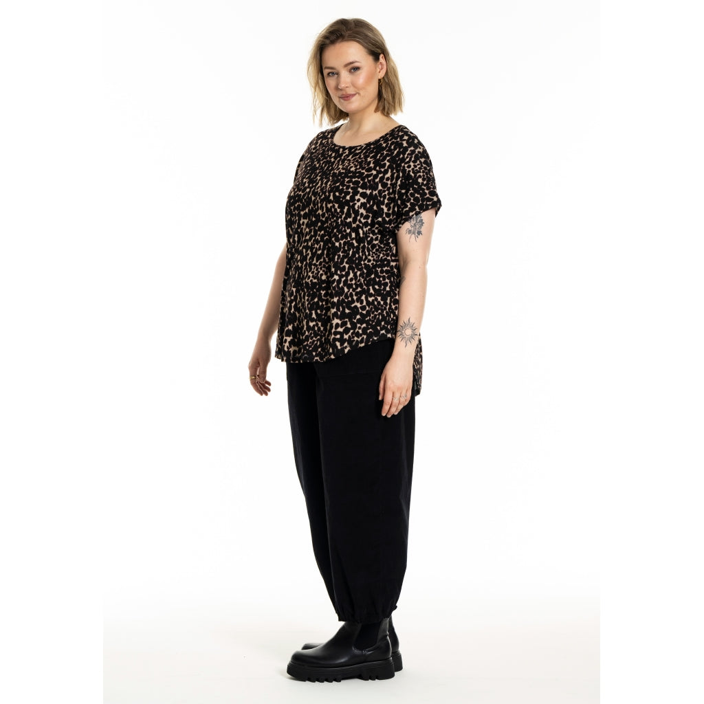 Mönstrad Gitte T-shirt från Gozzip G256015