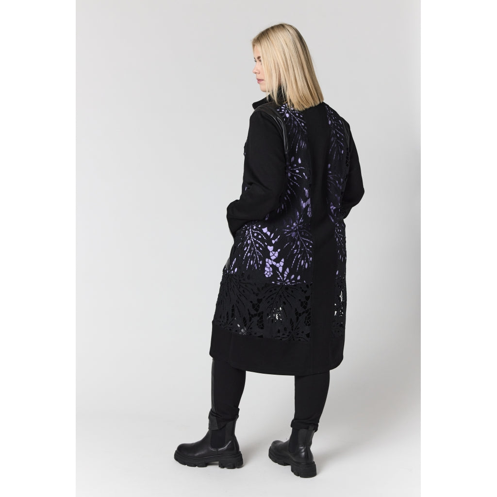 Elegant kappa med spetsdetaljer från Studio S265874