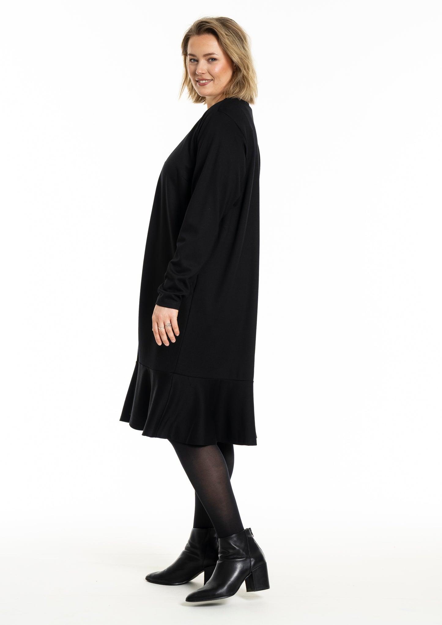 Svart klänning från Gozzip G256050