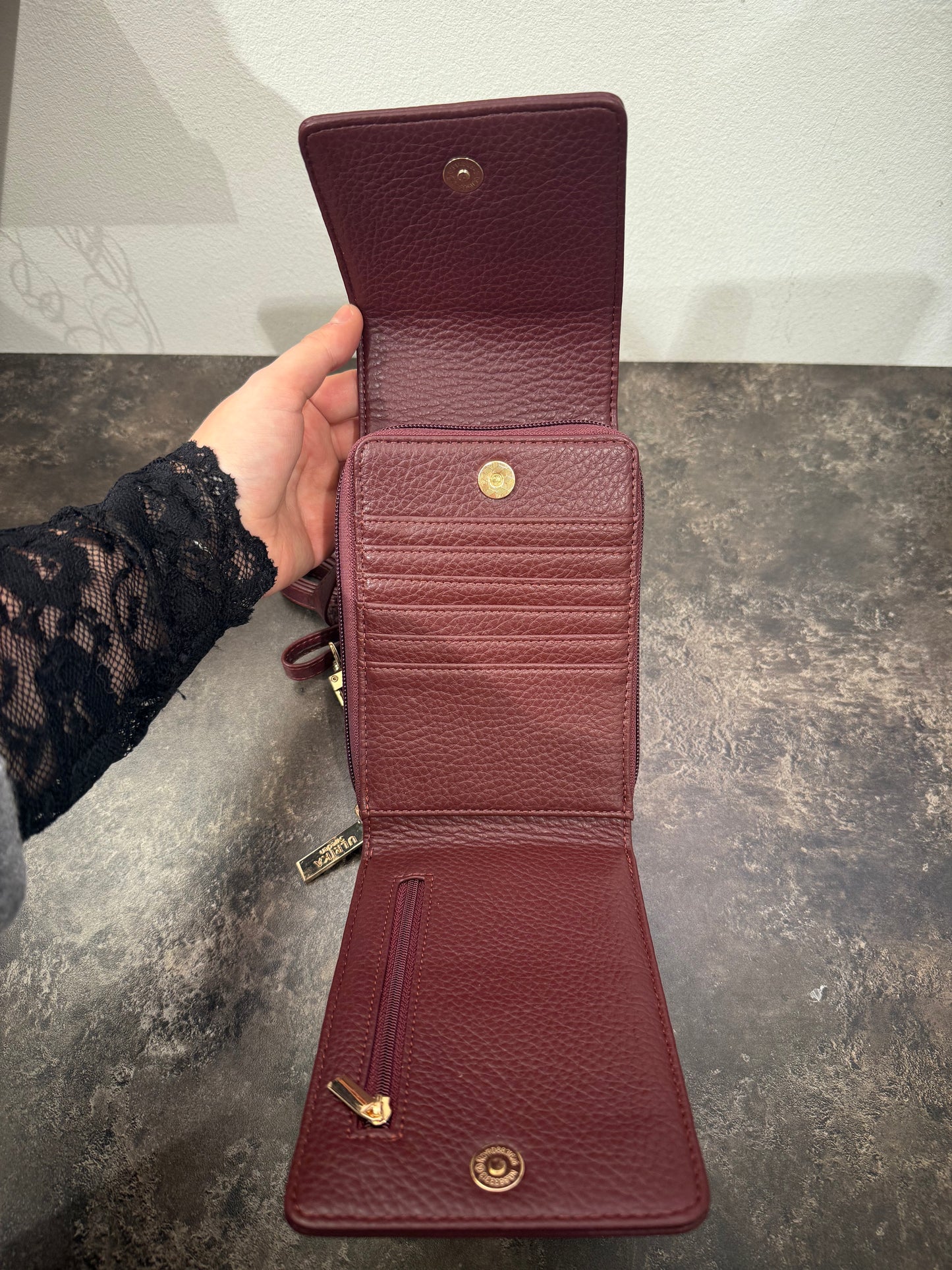 Vinröd mobil väska från Ulrika of Sweden 35-3126