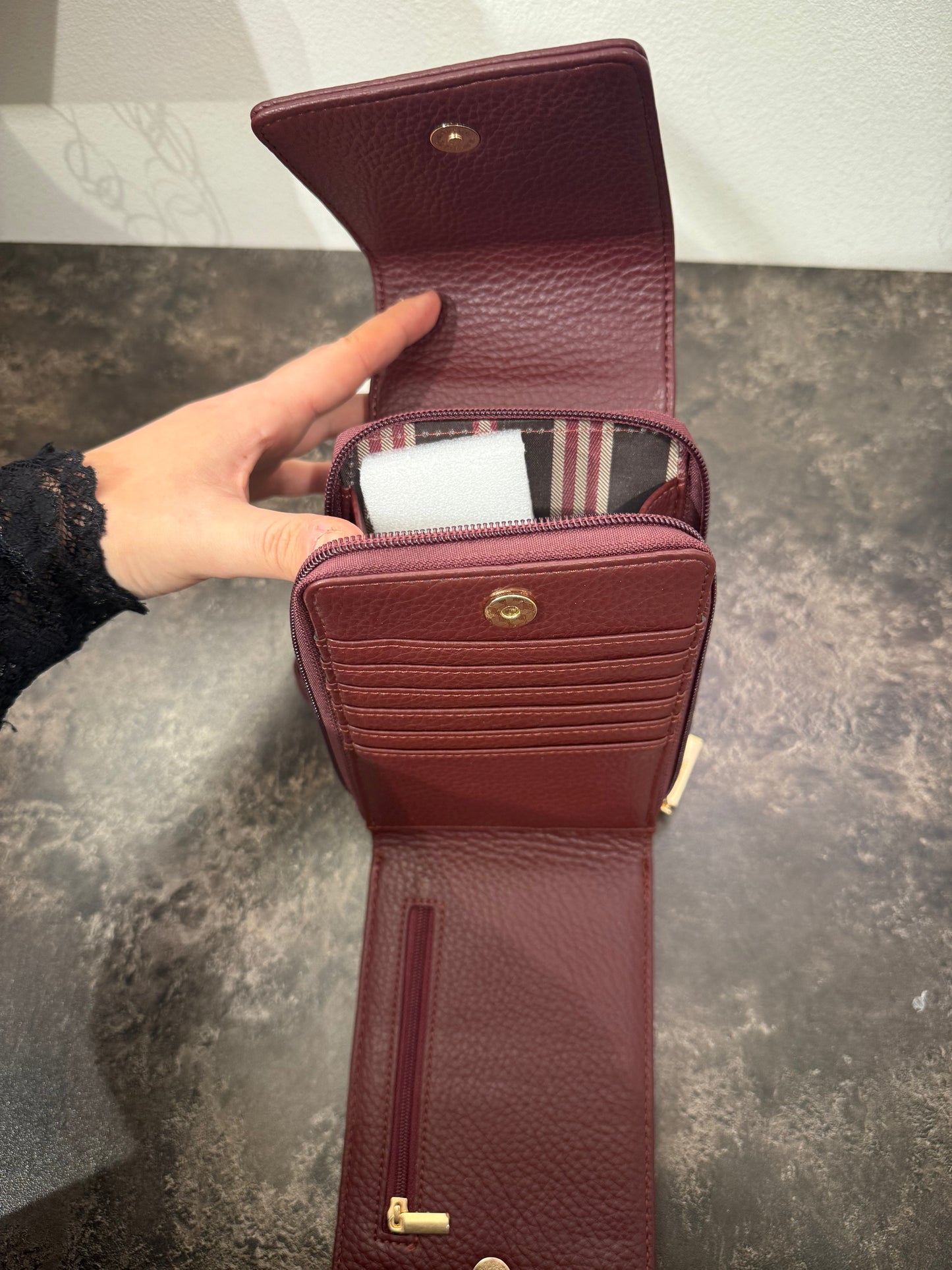 Vinröd mobil väska från Ulrika of Sweden 35-3126