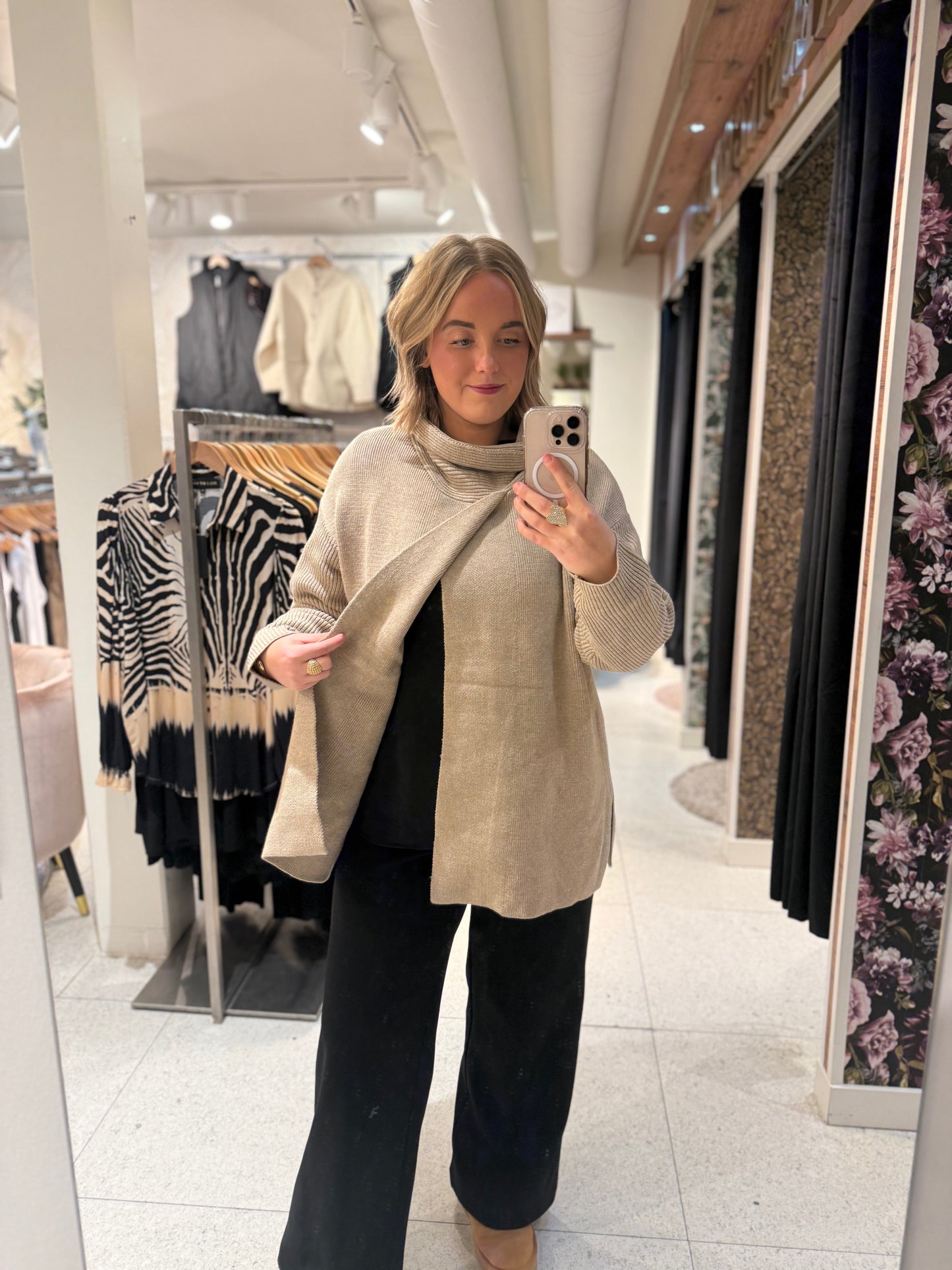 Kort beige poncho från Nr 1 By OX