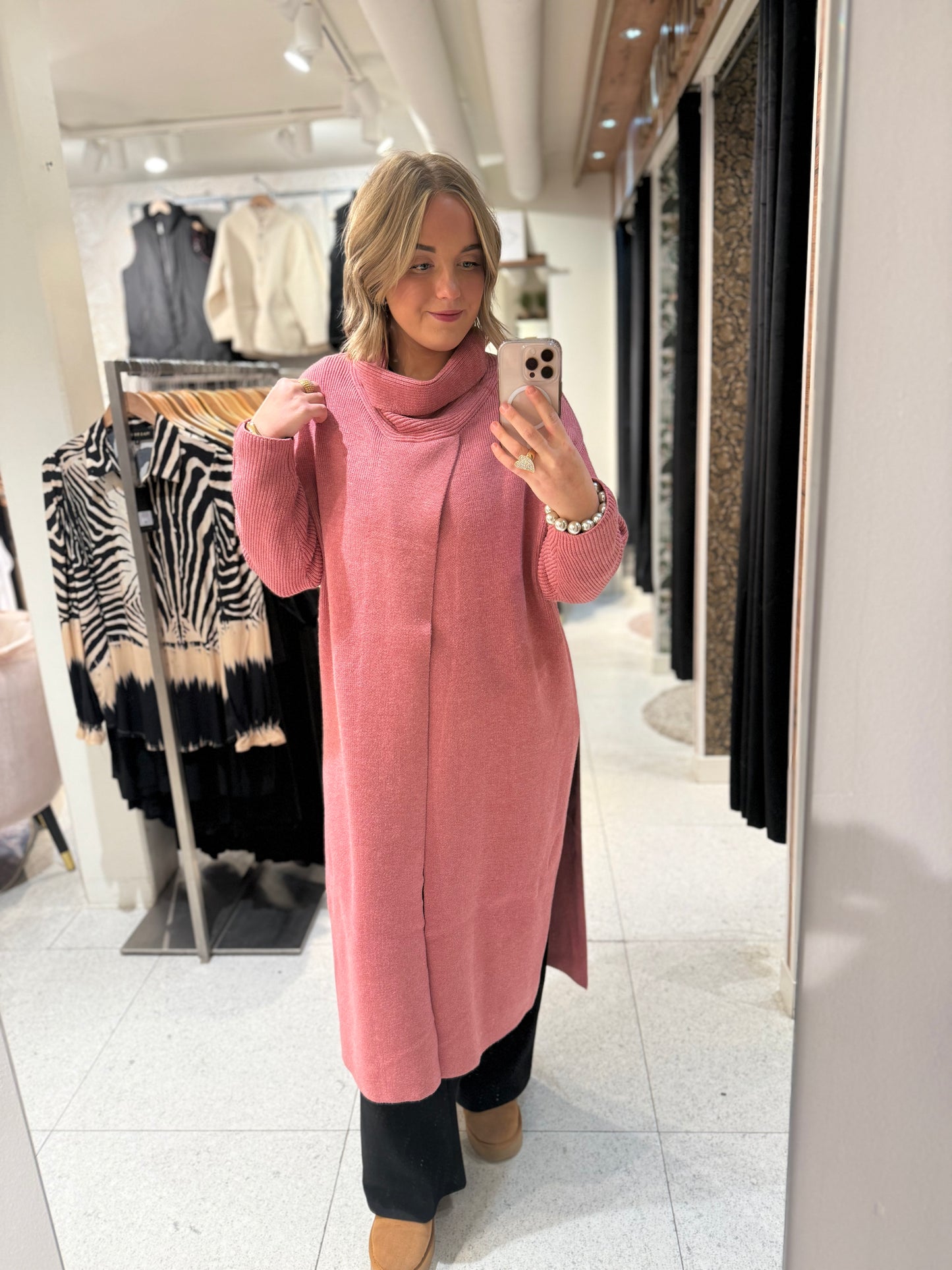 Lång rosa poncho från Nr 1 By OX