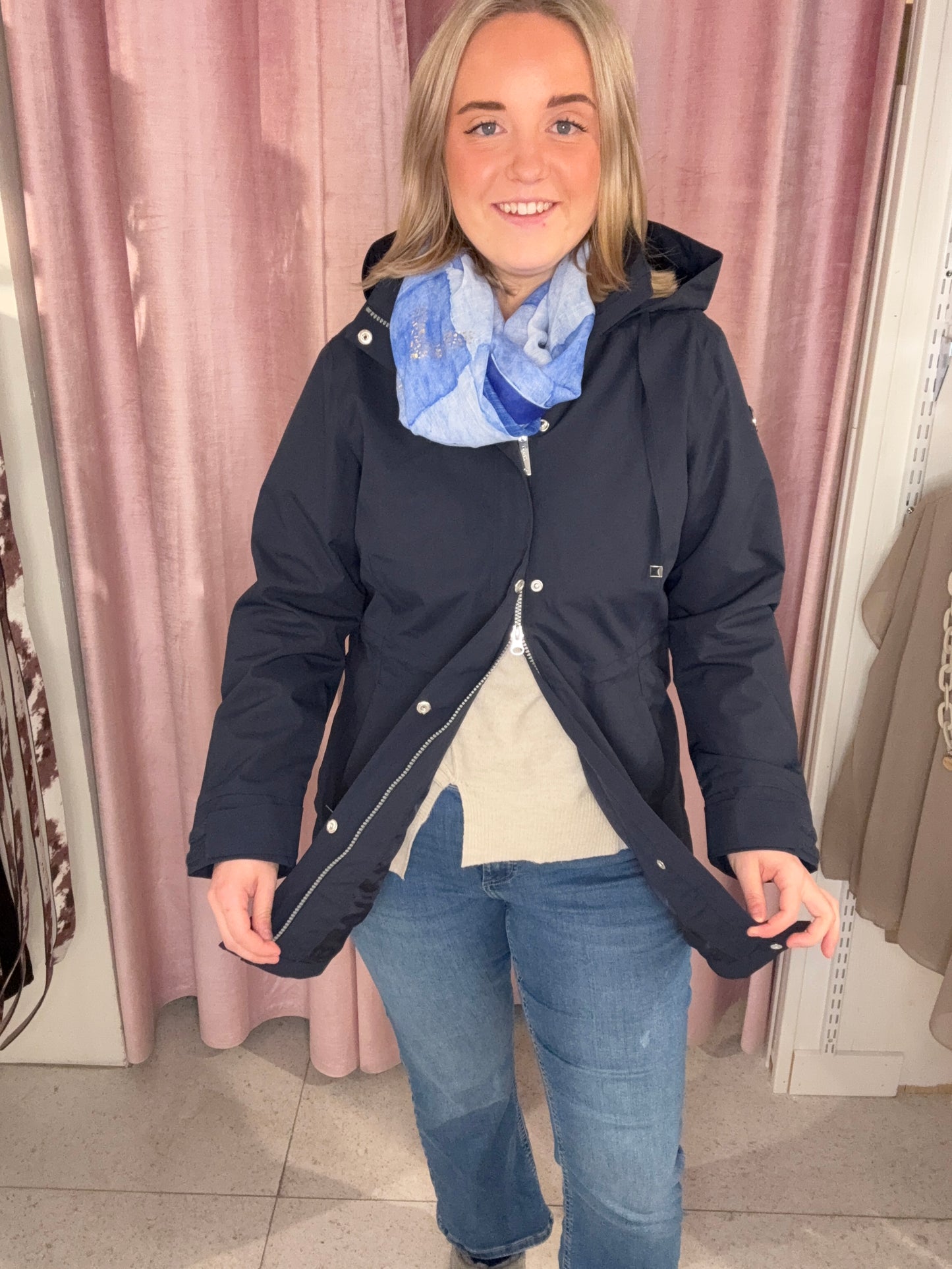 Marinblå jacka från Luhta