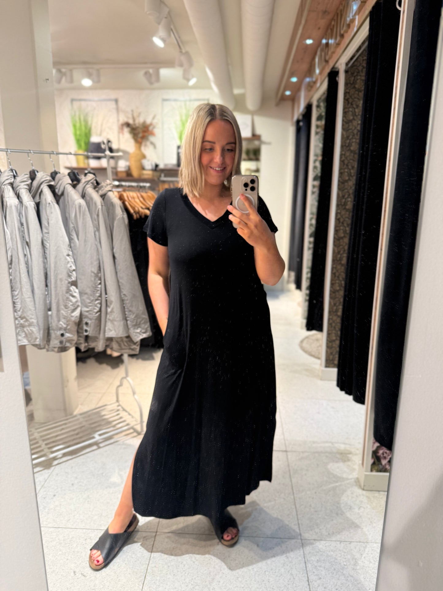 Svart klänning i trikå från Anvito 5511