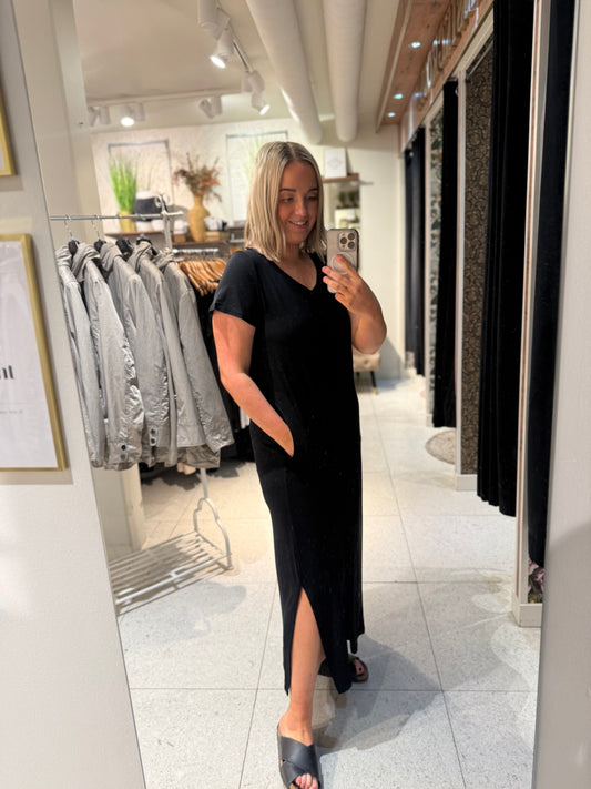 Svart klänning i trikå från Anvito 5511
