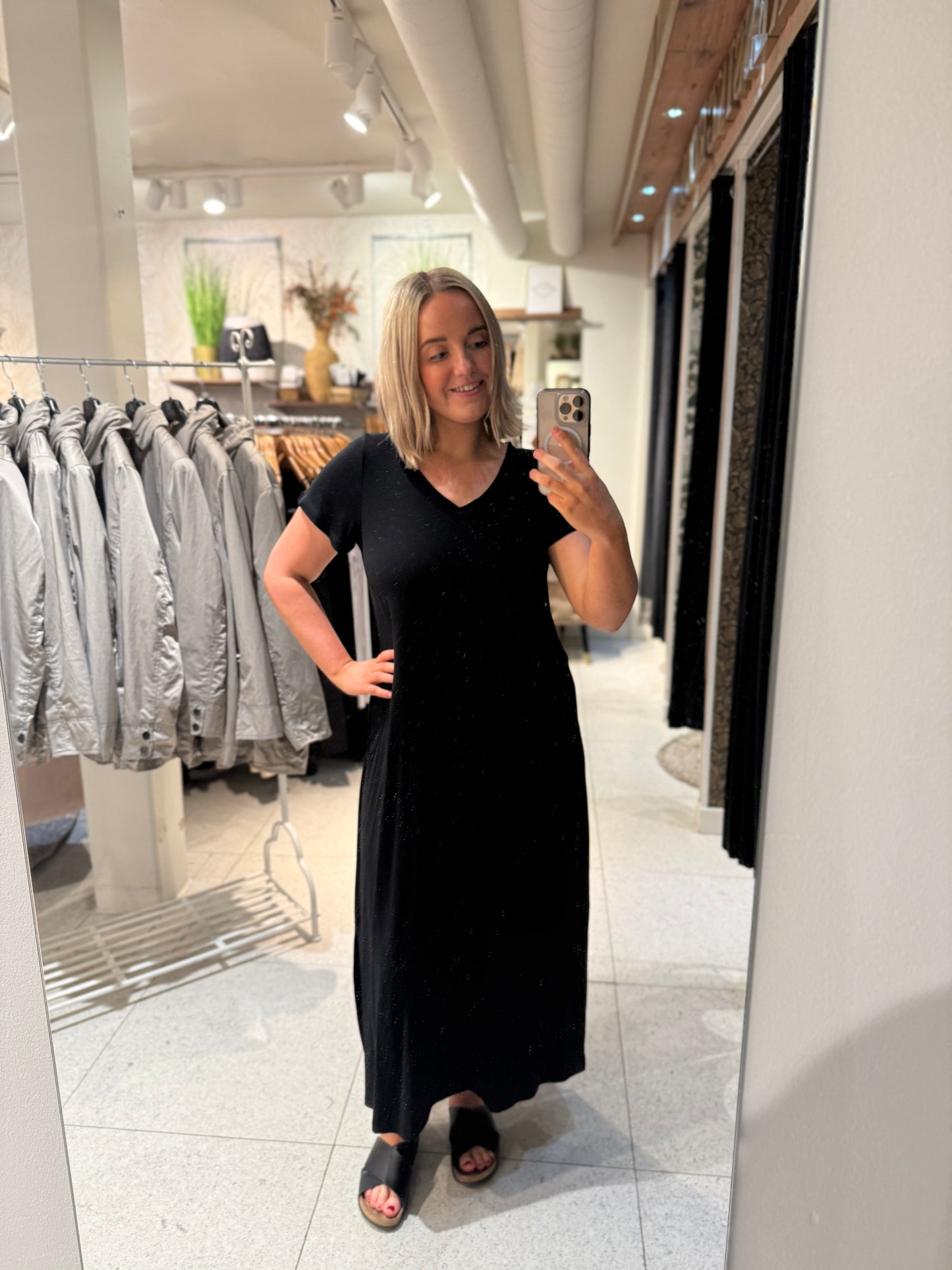 Svart klänning i trikå från Anvito 5511