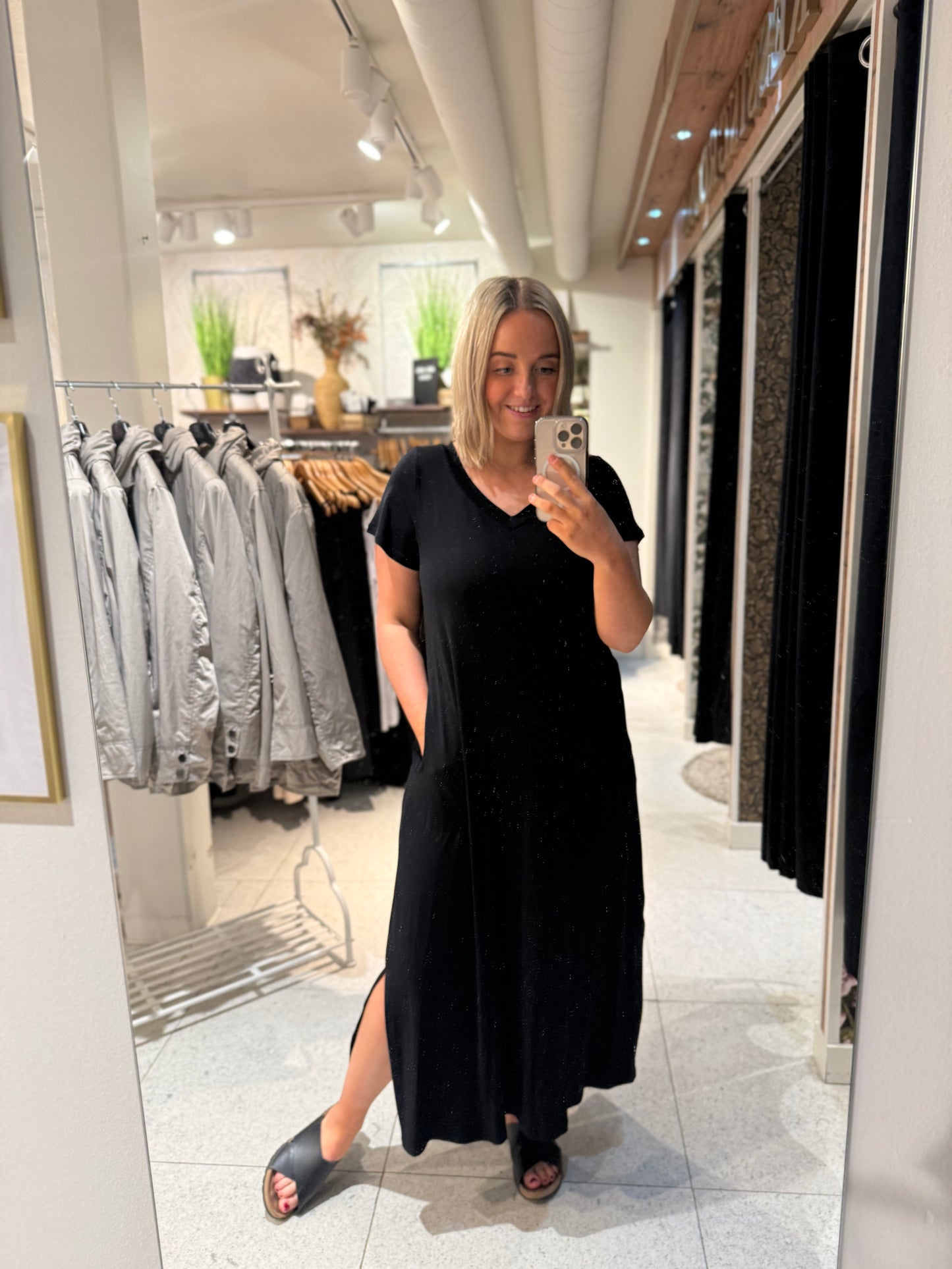 Svart klänning i trikå från Anvito 5511