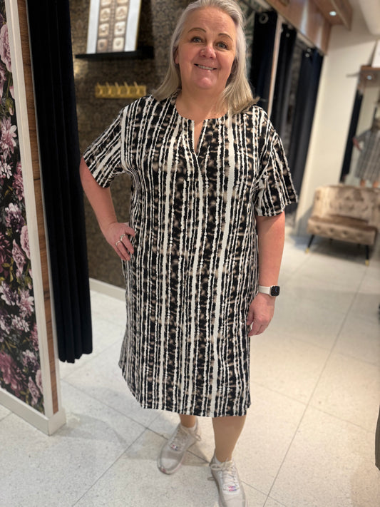 Mönstrad klänning från Ciso 220585