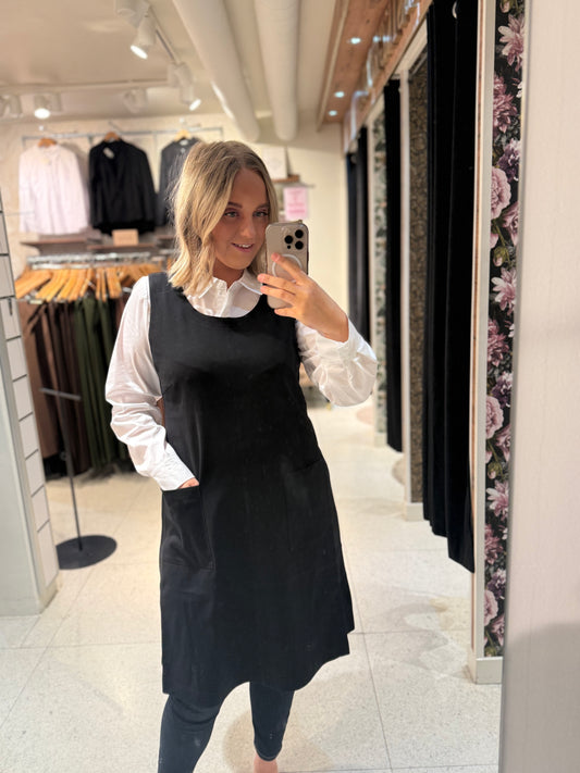 Tuff svart klänning från Ciso 80005