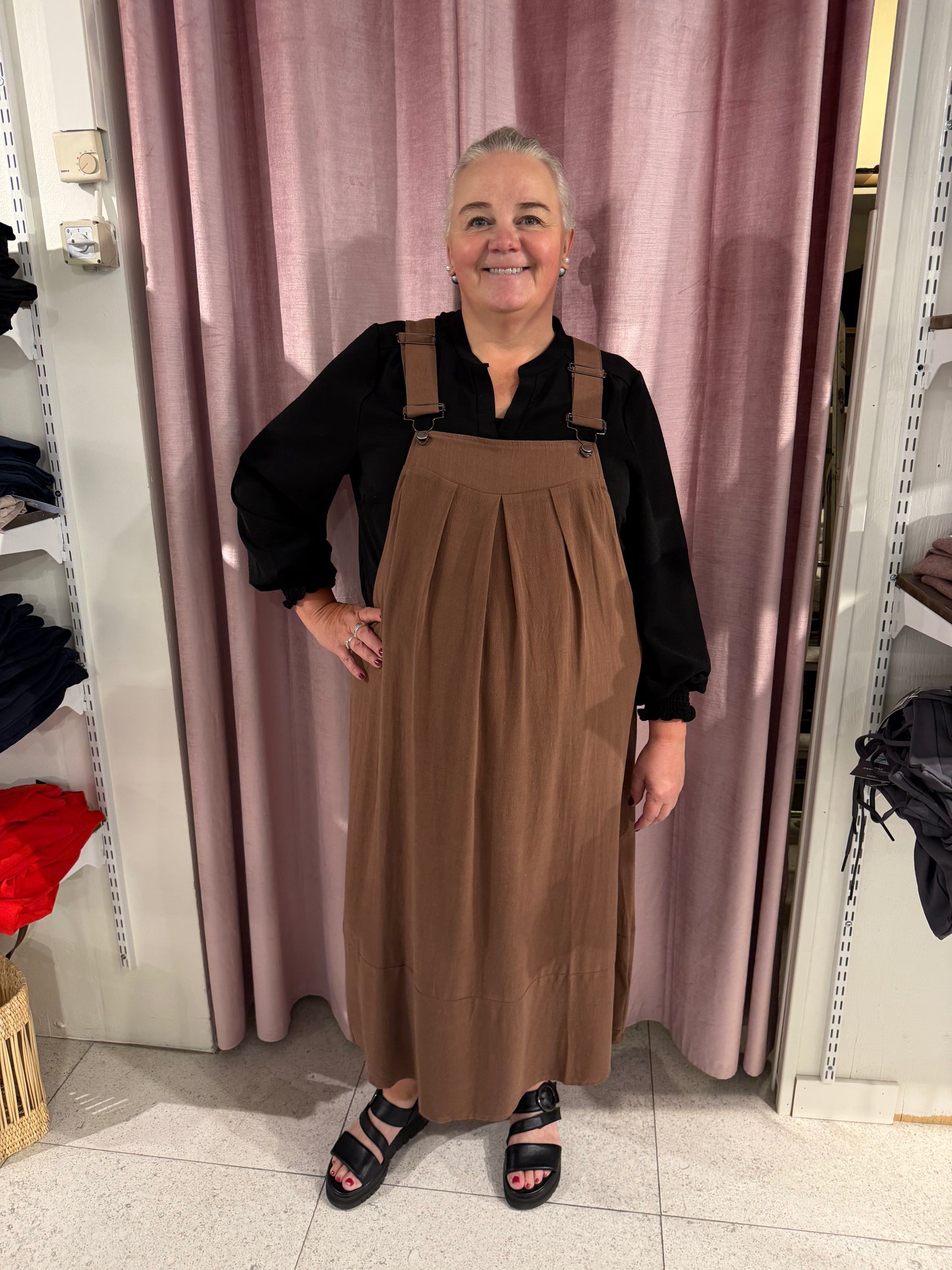 Brun hängselklänning från Studio S251827