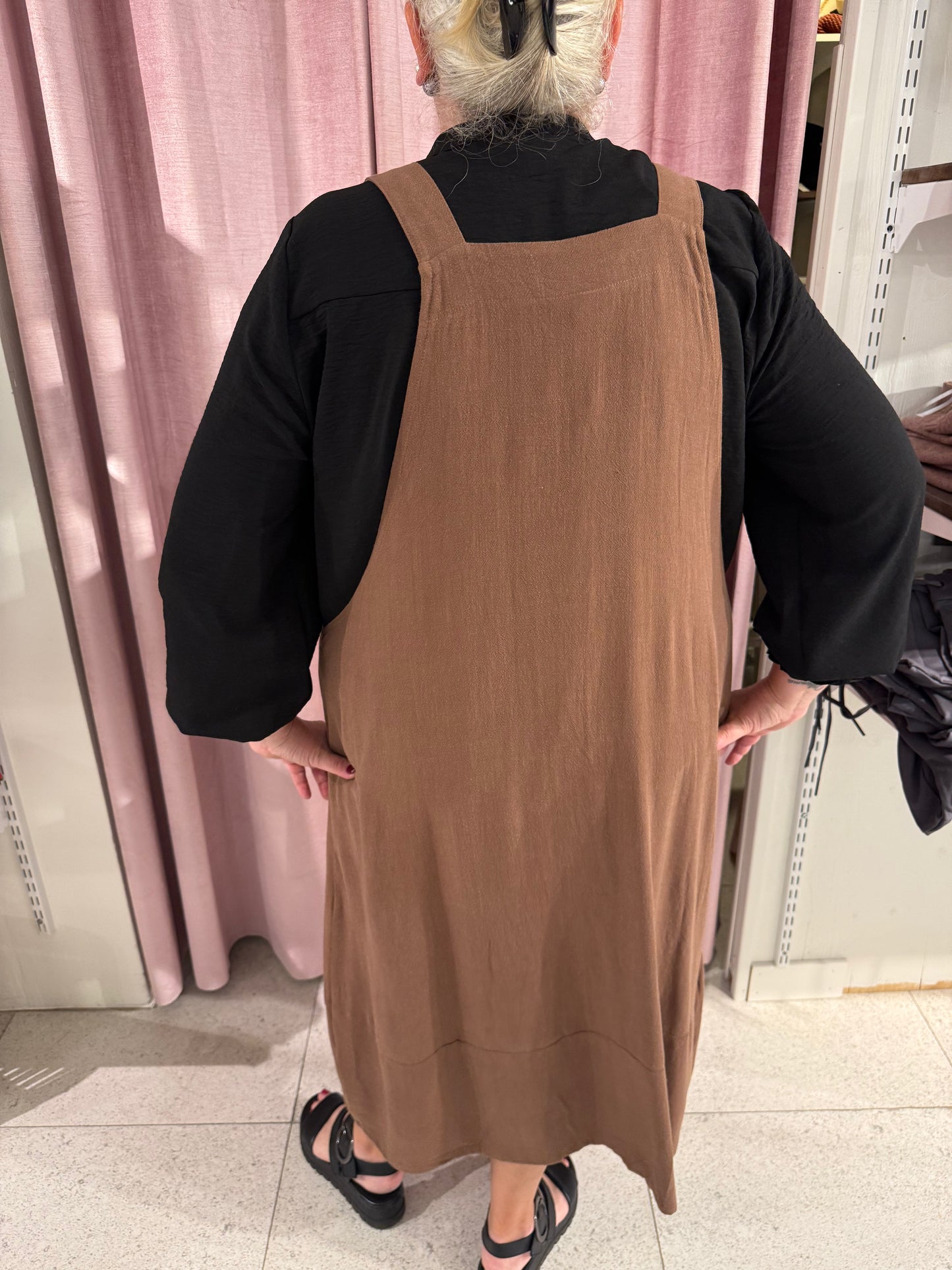 Brun hängselklänning från Studio S251827