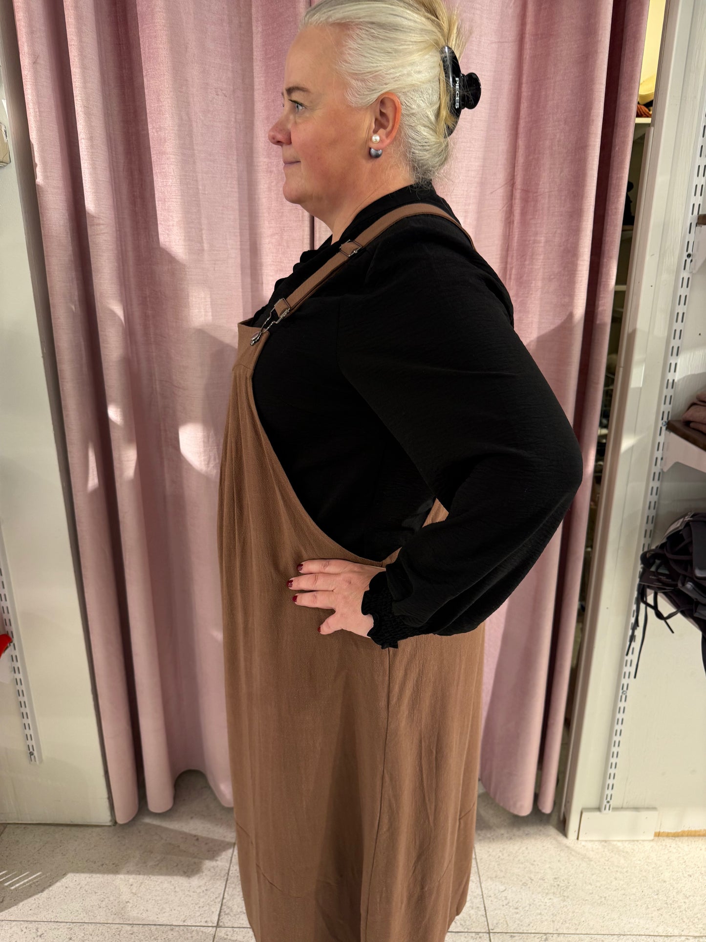 Brun hängselklänning från Studio S251827