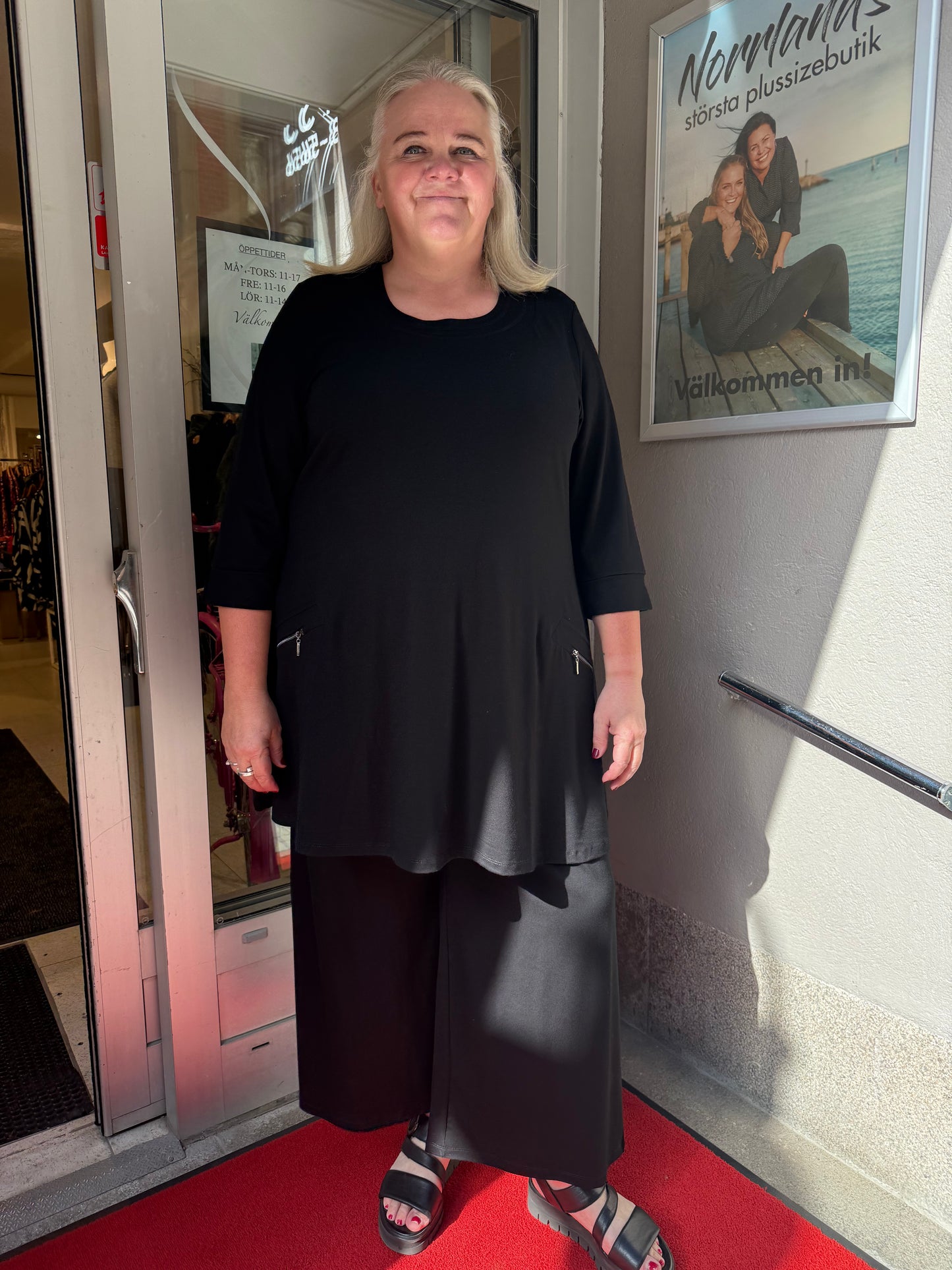 Svart tunika från Kanok Sandy