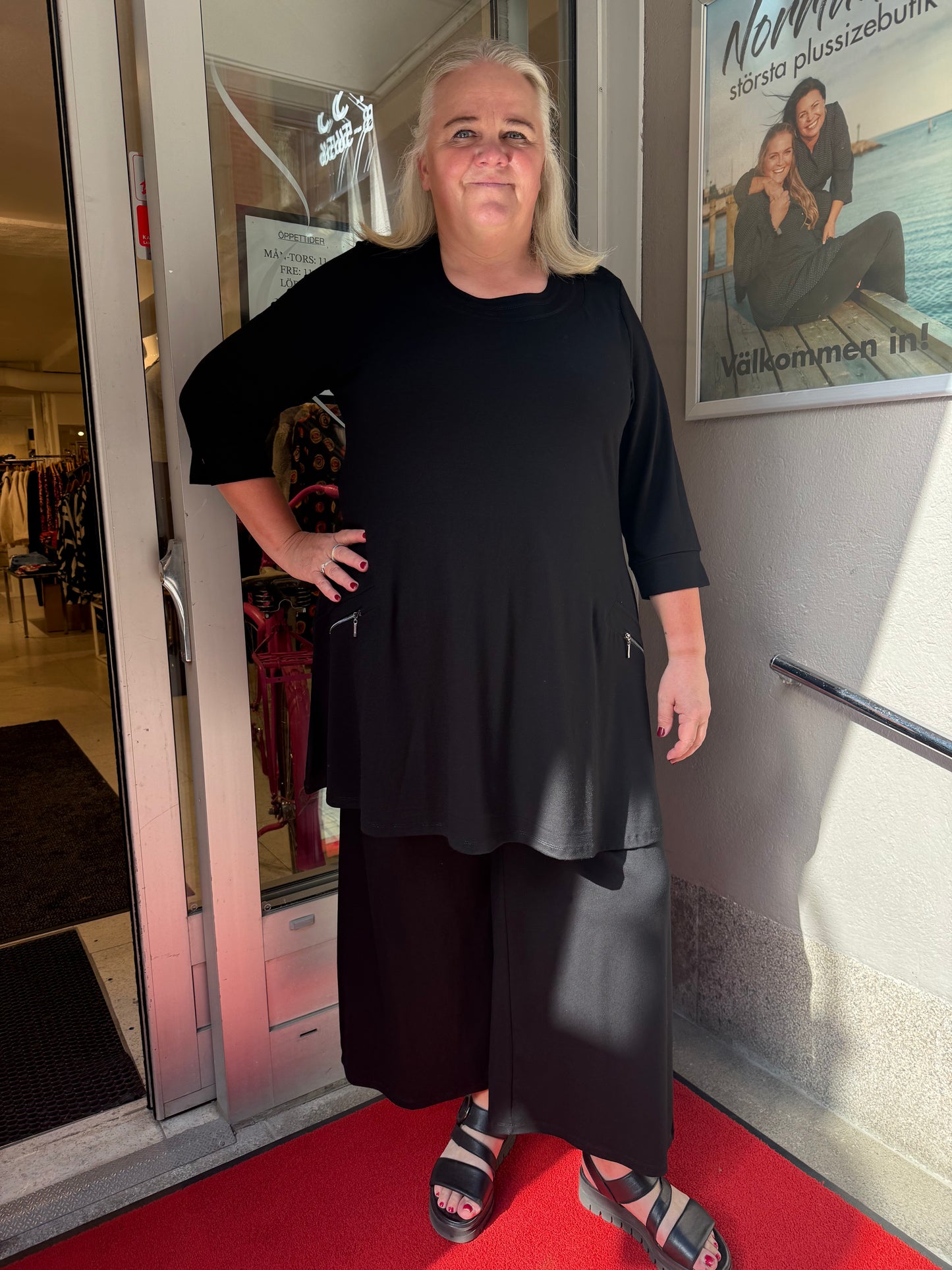 Svart tunika från Kanok Sandy