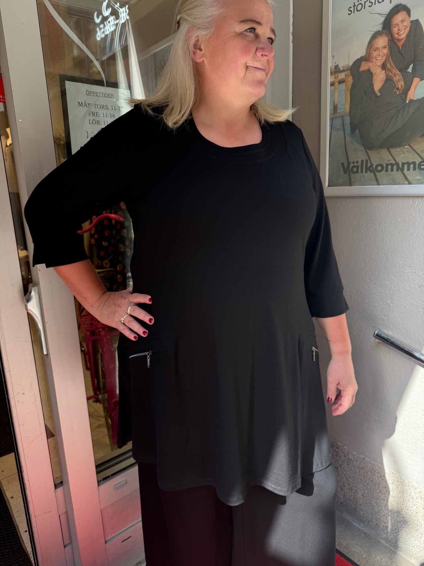 Svart tunika från Kanok Sandy