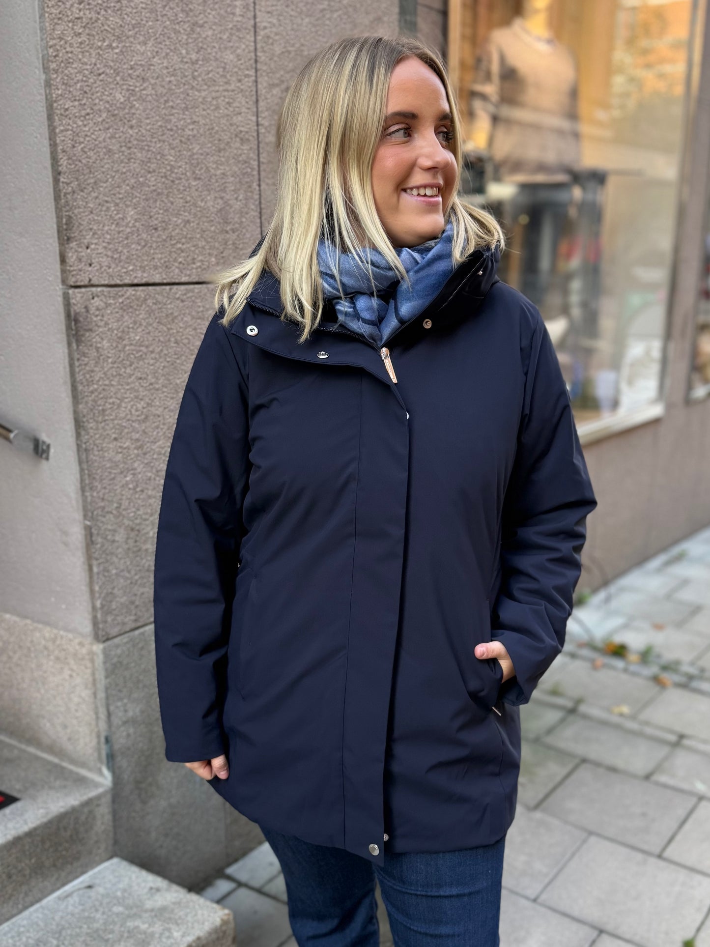 Marinblå jacka från Luhta