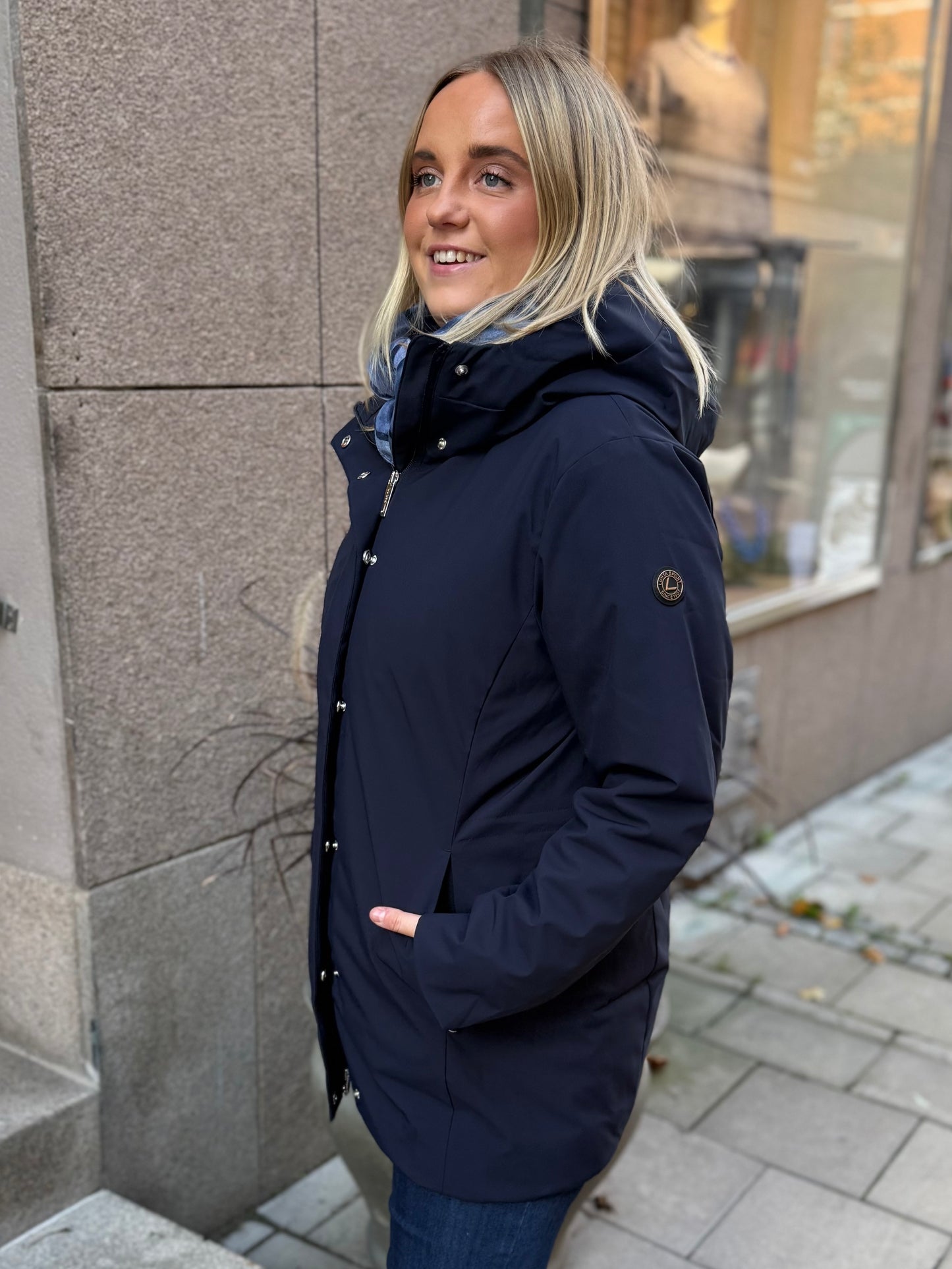 Marinblå jacka från Luhta