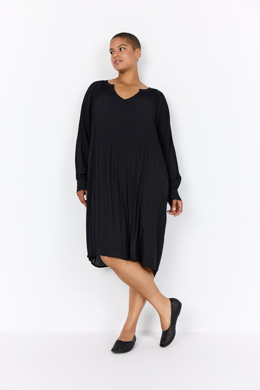 Svart plisserad klänning från Wasabi W10298