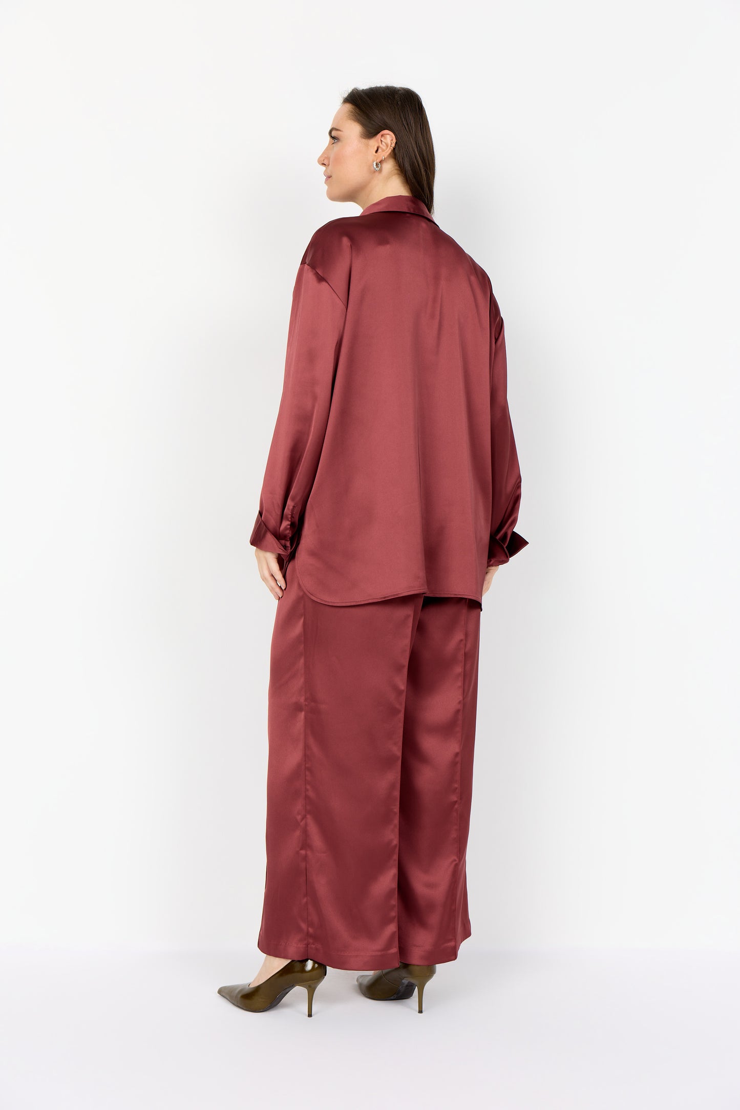 Vinröd satinblus från Wasabi W10842