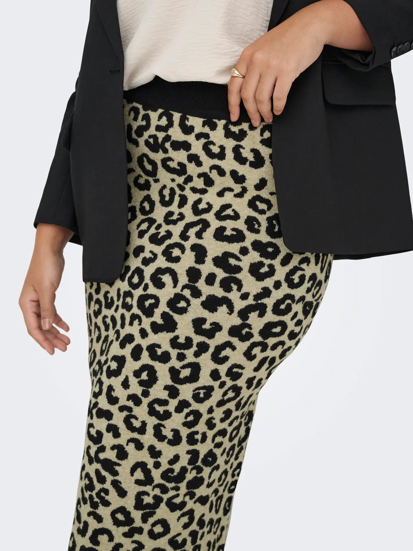 Stickad kjol i leopard print från Carmakoma 15350895