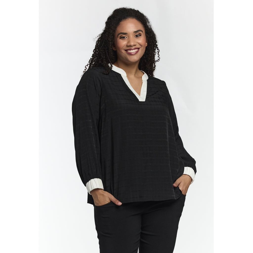 Elegant svart blus från Studio S261853