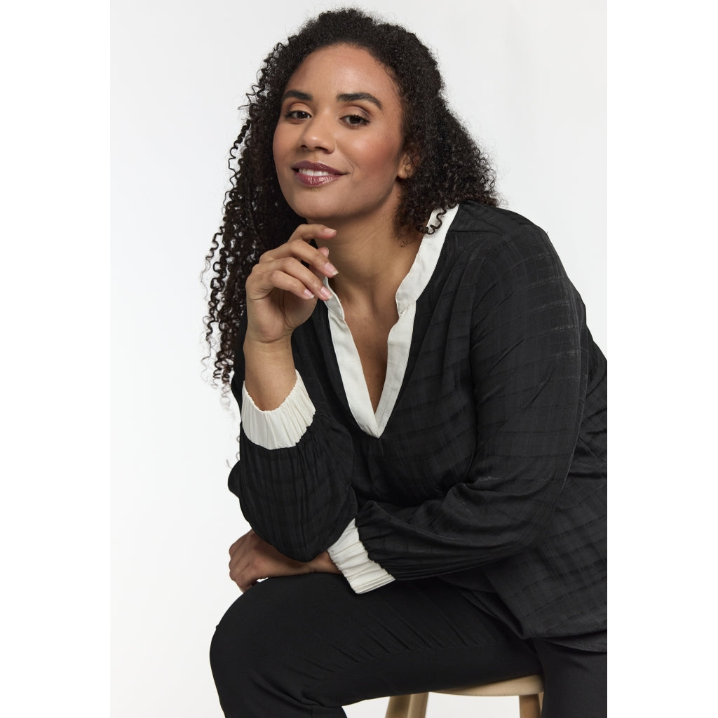 Elegant svart blus från Studio S261853